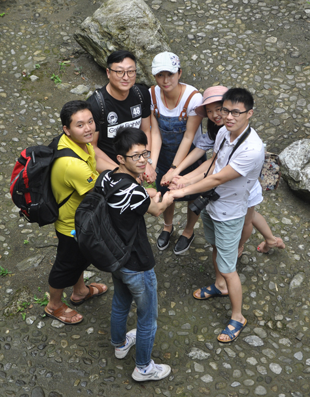 司組織了全體員工赴黑山谷、龍鱗石海風景區二日游活動